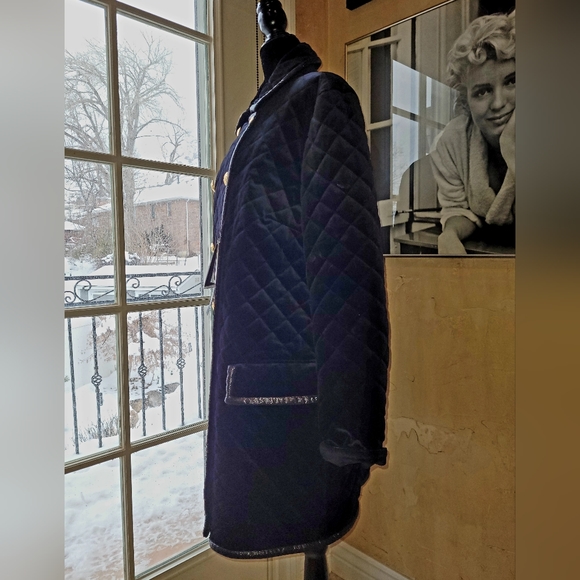 ESCADA Black Quilted Coat with Gold-Tone Buttons. Size 40 - Picture 4 of 16